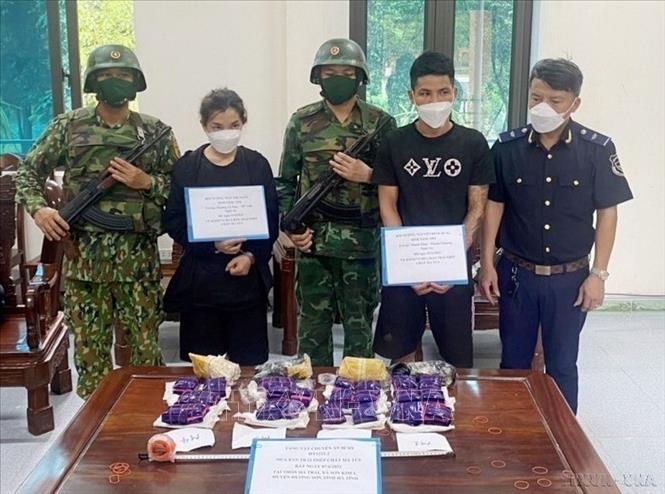  Lực lượng phòng chống ma túy và tội phạm BĐBP Hà Tĩnh phối hợp với Công an và Hải quan Hà Tĩnh vừa đấu tranh, triệt phá thành công chuyên án HT 1221.2, khống chế, bắt quả tang 2 đối tượng gồm có 1 nam và 1 nữ khi đang trên đường vận chuyển trái phép 24.000 viên ma túy tổng hợp bằng xe máy. Ảnh: TTXVN phát