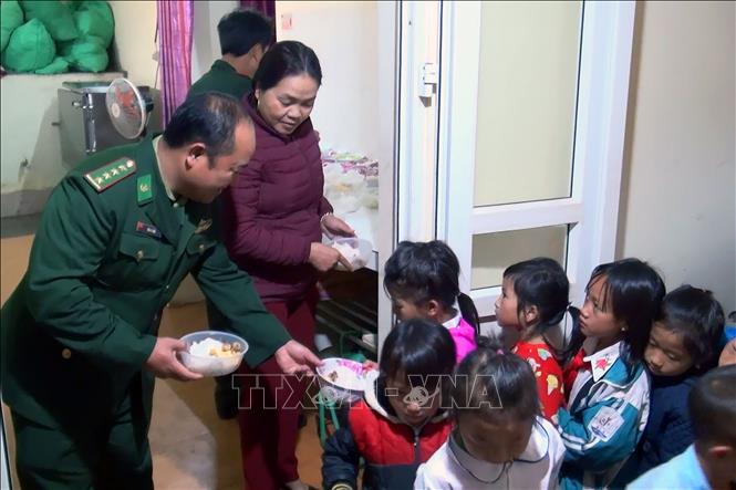 Hơn 6 năm qua, đều đặn mỗi ngày, những suất ăn sáng của các em học sinh vùng cao ở trường phổ thông dân tộc bán trú tiểu học, trung học cơ sở xã Lóng Sập, huyện Mộc Châu đã được cán bộ, chiến sĩ Đồn Biên phòng cửa khẩu Lóng Sập (Bộ Chỉ huy Bộ đội Biên phòng tỉnh Sơn La) chuẩn bị. Hơn 50 suất ăn sáng được đóng góp từ suất ăn, tiền lương của các cán bộ, chiến sĩ nơi đây đã giúp các em học sinh có thêm động lực để đến trường mỗi ngày. Ảnh: Hữu Quyết - TTXVN