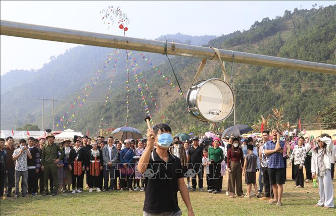 Du khách trải nghiệm trò chơi bịt mắt đánh trống tại lễ hội. Ảnh: Đinh Thùy - TTXVN