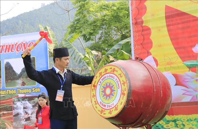 Chủ tịch UBND xã Phong Dụ Thượng Lương Văn Thu đánh trống khai mạc lễ hội. Ảnh: Đinh Thùy - TTXVN