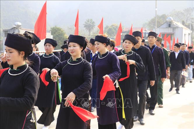 Múa then nét văn hóa độc đáo của người Tày được tái hiện tại lễ hội. Ảnh: Đinh Thùy - TTXVN