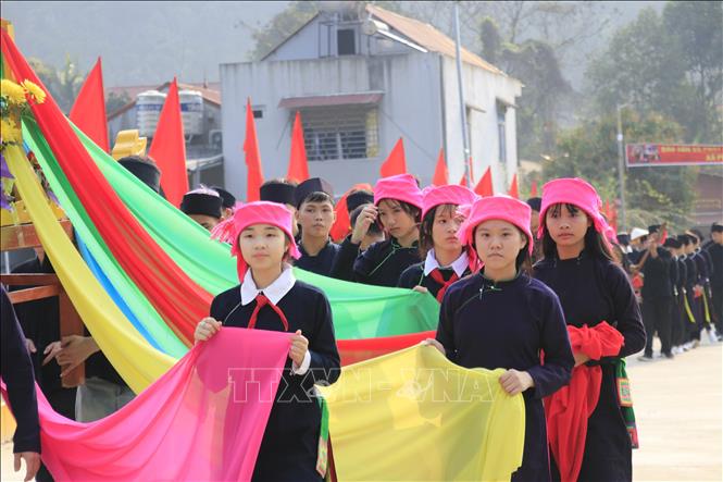 Thiếu nữ Tày rạng rỡ trong bộ trang phục truyền thống. Ảnh: Đinh Thùy - TTXVN