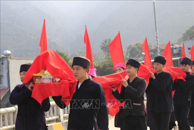 Mâm lễ được dâng lên các vị thần. Ảnh: Đinh Thùy - TTXVN