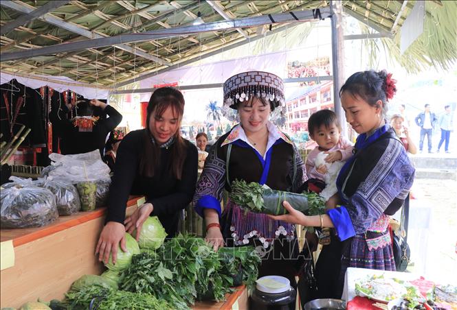 Đến với Lễ hội Lồng Tồng ở xã Phong Dụ Thượng, du khách còn thưởng thức và trải nghiệm nhiều đặc sản vùng cao của người dân. Ảnh: Đinh Thùy - TTXVN
