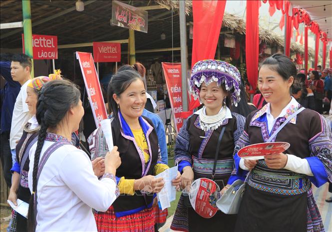 Lễ hội Lồng Tồng ở xã Phong Dụ Thượng (Lào Cai) thu hút đồng bào các dân tộc đến chơi hội. Ảnh: Đinh Thùy - TTXVN
