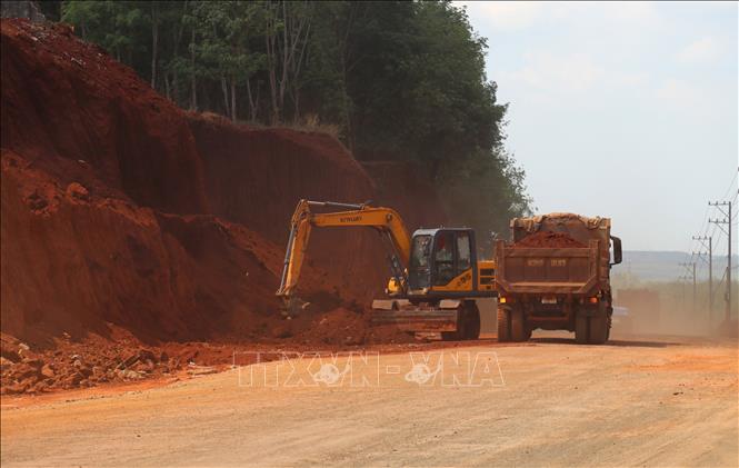 Sau khi báo chí phản ánh, chiều 2/3/2026, một số phương tiện cơ giới đã bắt đầu hạ taluy khu vực nhà dân bị “treo cao”. Ảnh: Đậu Tất Thành – TTXVN
