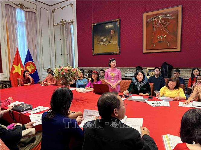 Đại diện Hội Phụ nữ Việt Nam tại Vương quốc Bỉ trình bày dự án thành lập Hội thanh thiếu niên Việt Nam tại Vương quốc Bỉ. Ảnh: Hương Giang - PV TTXVN tại Bỉ