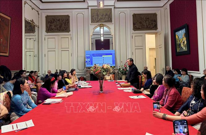 Ông Nguyễn Bá Sang, Tham tán phụ trách cộng đồng tại Đại sứ quán Việt Nam tại Vương quốc Bỉ, phát biểu tại buổi gặp mặt. Ảnh: Hương Giang - PV TTXVN tại Bỉ