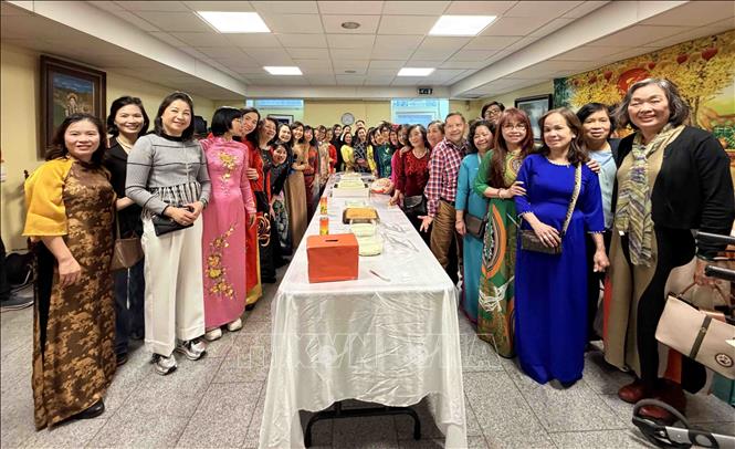 Các thành viên Hội Phụ nữ Việt Nam tại Vương quốc Bỉ tại buổi gặp mặt. Ảnh: Hương Giang - PV TTXVN tại Bỉ