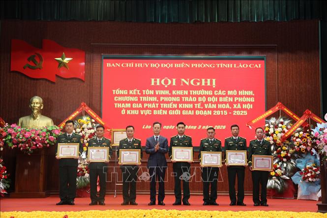 Trao tặng bằng khen của Chủ tịch UBND tỉnh Lào Cai cho các tập thể, cá nhân có thành thành tích xuất sắc. Ảnh: Hương Thu - TTXVN 