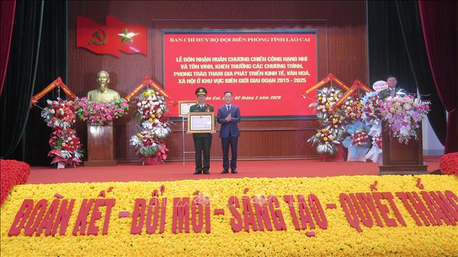 Lãnh đạo UBND tỉnh Lào Cai thừa ủy quyền Chủ tịch nước trao tặng Huân chương Chiến công hạng Nhì cho Đại tá Nguyễn Phi Khanh, Chỉ huy trưởng Bộ đội Biên phòng tỉnh Lào Cai. Ảnh: Hương Thu - TTXVN 