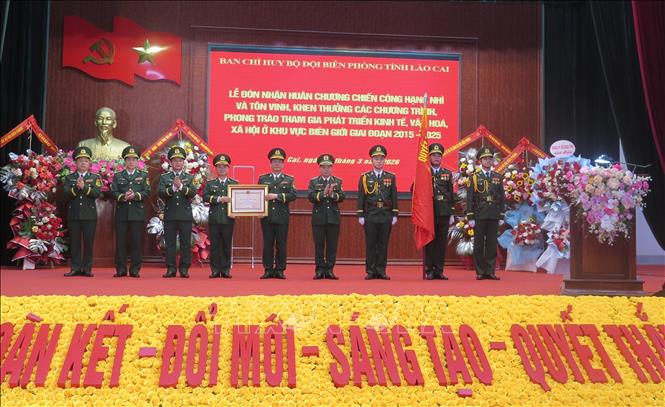 Thiếu tướng Nguyễn Văn Thiện, Phó Tư lệnh Bộ đội Biên phòng thừa ủy quyền Chủ tịch nước trao tặng Huân chương Chiến công hạng Nhì cho Ban Chỉ huy Bộ đội Biên phòng tỉnh Lào Cai. Ảnh: Hương Thu - TTXVN