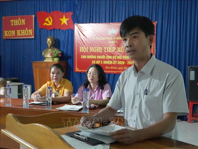 Đại biểu ứng cử Hội đồng nhân dân xã Bờ Y trình bày chương trình hành động trước cử tri thôn Kon Khôn. Ảnh: Dư Toán - TTXVN