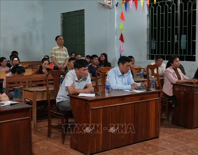 Cử tri nêu ý kiến, nguyện vọng tại buổi tiếp xúc cử tri trước bầu cử tại thôn Măng Tôn, xã Bờ Y. Ảnh: Dư Toán - TTXVN