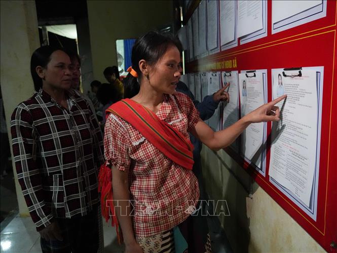 Cử tri thôn Kon Khôn, xã Bờ Y tìm hiểu thông tin ứng cử viên đại biểu Quốc hội và Hội đồng Nhân dân tỉnh. Ảnh: Dư Toán - TTXVN