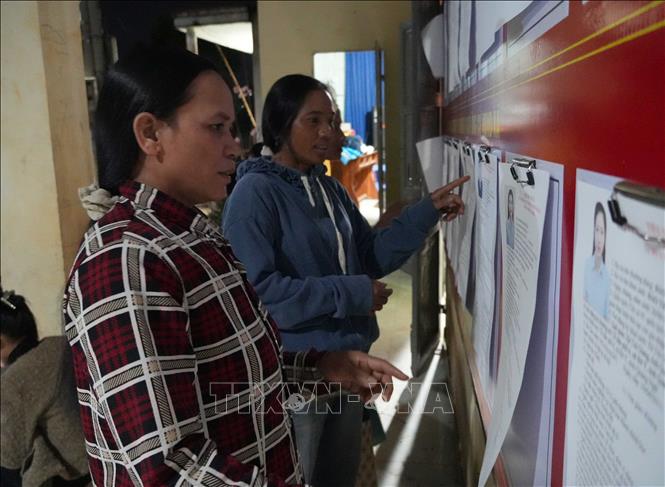 Cử tri thôn Kon Khôn, xã Bờ Y tìm hiểu thông tin đại biểu ứng cử. Ảnh: Dư Toán - TTXVN
