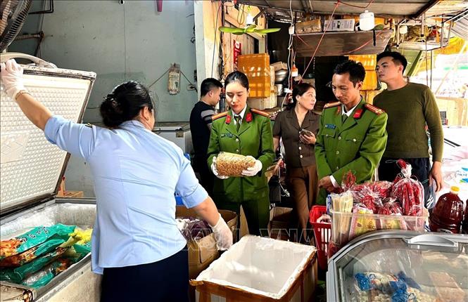 Hiện Phòng Cảnh sát kinh tế Công an tỉnh Thanh Hóa tiếp tục phối hợp các đơn vị chức năng xác minh, làm rõ nguồn gốc số thực phẩm trên, đồng thời củng cố hồ sơ để xử lý nghiêm đối với các trường hợp liên quan. Ảnh: TTXVN phát