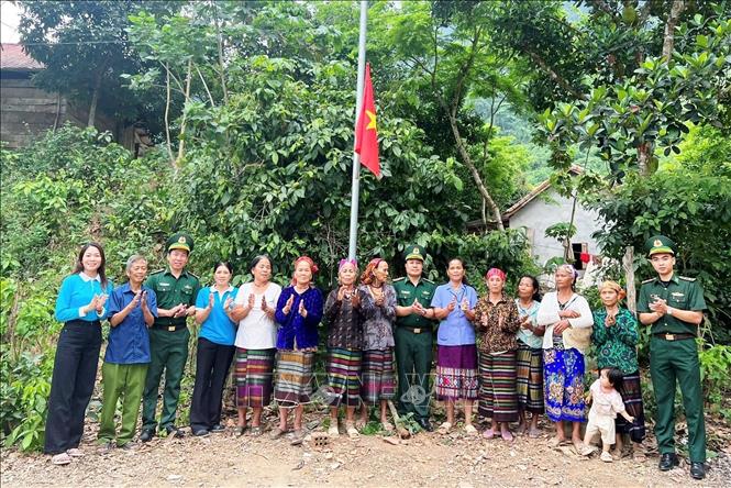 Nghĩa tình quân - dân gắn bó bền chặt nơi đại ngàn Trường Sơn. Ảnh: TTXVN phát