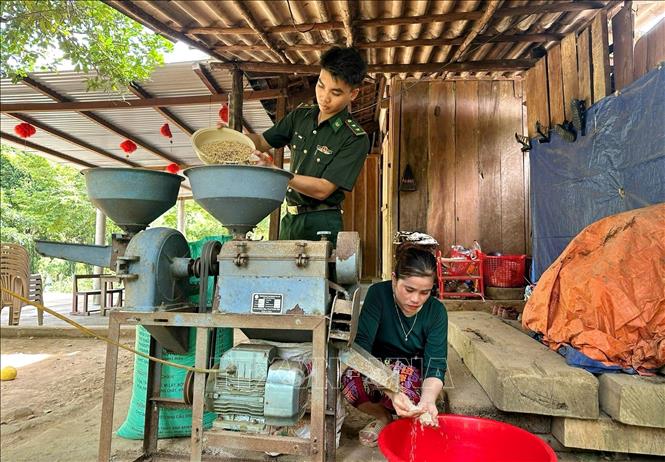 Giai đoạn 2015-2025, Đồn Biên phòng Làng Mô đã xây dựng 16 công trình “Ánh sáng vùng biên”, 135 công trình “Vệ sinh vì cộng đồng”, 7 mô hình “Truyền thanh bản xa”, hỗ trợ hơn 50 máy nông nghiệp trong mô hình “Tiếng máy vùng biên”, với tổng trị giá hơn 3 tỷ đồng. Ảnh: TTXVN phát