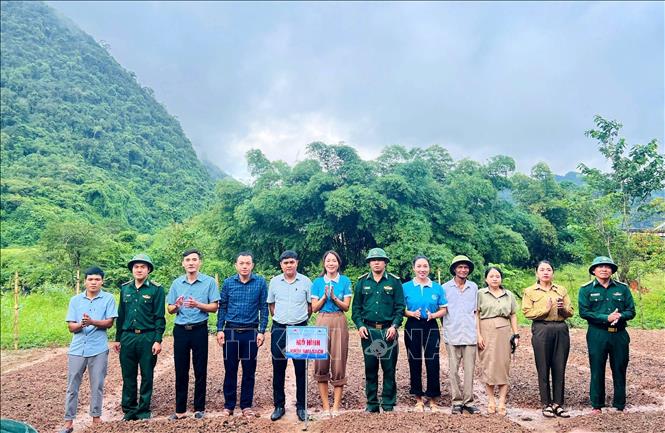 Đồn Biên phòng Làng Mô đã trao tặng 26 mô hình sinh kế, 4 mô hình “Vườn rau sạch”, 16 công trình nước sạch cho đồng bào biên giới xã Trường Sơn, tỉnh Quảng Trị, giai đoạn 2015-2025. Ảnh: TTXVN phát