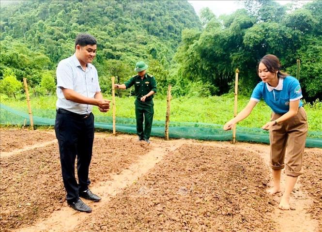 Những người lính biên phòng đã biến những vùng đất khô cằn thành khu vườn xanh mướt và là nơi an cư lạc nghiệp cho đồng bào biên giới xã Trường Sơn, tỉnh Quảng Trị. Ảnh: TTXVN phát