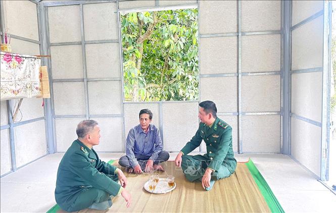 Cán bộ, chiến sĩ Đồn Biên phòng Làng Mô hỗ trợ người dân dựng nhà mới. Ảnh: Võ Dung - TTXVN