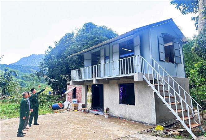 Với nghĩa tình quân – dân thắm thiết, Đồn Biên phòng Làng Mô đã xây dựng 75 nhà cho hộ nghèo, gia đình chính sách và 8 “Nhà tình nghĩa”, 100 nhà trong phong trào “Xóa nhà tạm, nhà dột nát” trên địa bàn xã Trường Sơn. Ảnh: Võ Dung - TTXVN