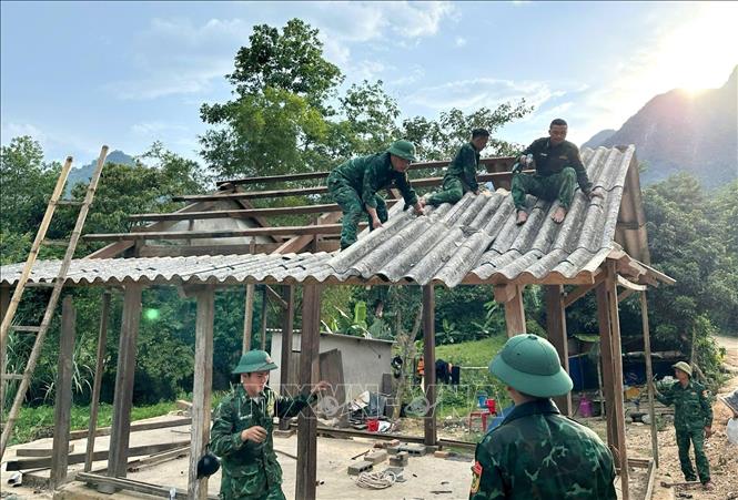 Với nghĩa tình quân – dân thắm thiết, Đồn Biên phòng Làng Mô đã xây dựng 75 nhà cho hộ nghèo, gia đình chính sách và 8 “Nhà tình nghĩa”, 100 nhà trong phong trào “Xóa nhà tạm, nhà dột nát” trên địa bàn xã Trường Sơn. Ảnh: Võ Dung - TTXVN