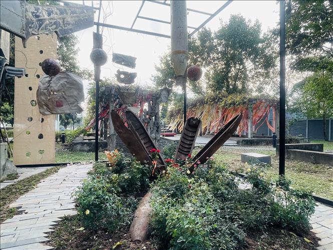 Không gian trưng bày sắp đặt nghệ thuật “Chiến tranh và Hòa bình” tại Bảo tàng Hà Nội. Ảnh: Tuyết Mai - TTXVN