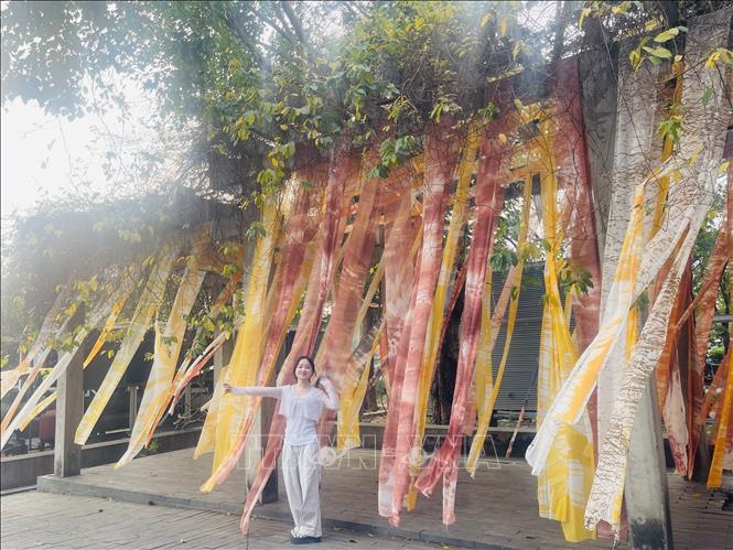 Không gian trưng bày sắp đặt nghệ thuật “Chiến tranh - Hòa bình” và “Vũ điệu xuân”. Ảnh: Tuyết Mai - TTXVN