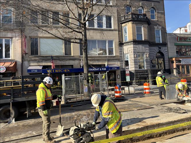 Công nhân sửa đường trên một tuyến phố ở thủ đô Washington DC. Ảnh: Ngọc Quang - PV TTXVN tại Mỹ 