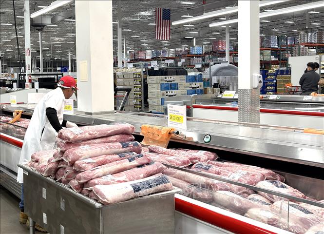 Nhân viên siêu thị sắp xếp thực phẩm. Ảnh: Ngọc Quang - PV TTXVN tại Mỹ