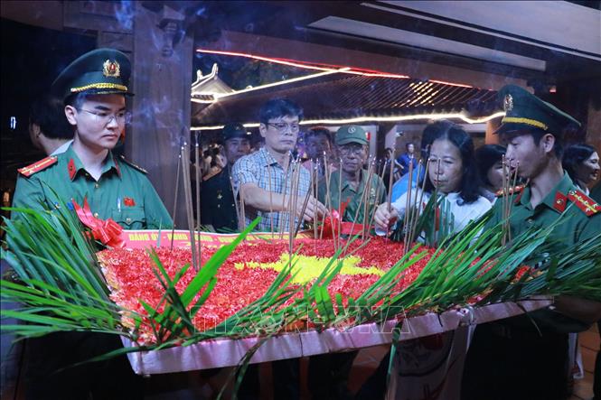 Dâng hương, dâng hoa tri ân các Anh hùng liệt sĩ trên sông Thạch Hãn dịp Rằm tháng Giêng. Ảnh: Tường Vi – TTXVN.  