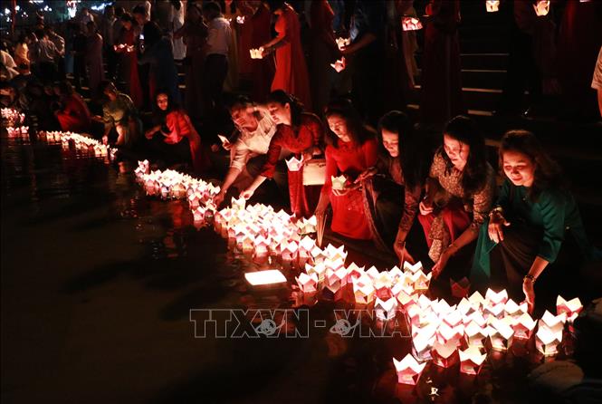 Đại biểu và người dân thả hoa đăng trên sông Thạch Hãn, tưởng nhớ các Anh hùng liệt sĩ đã hy sinh vì độc lập, tự do và thống nhất đất nước. Ảnh: Tường Vi – TTXVN 