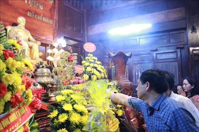 Đại biểu dâng hoa, dâng hương tri ân Chủ tịch Hồ Chí Minh. Ảnh: Tường Vi – TTXVN.  
