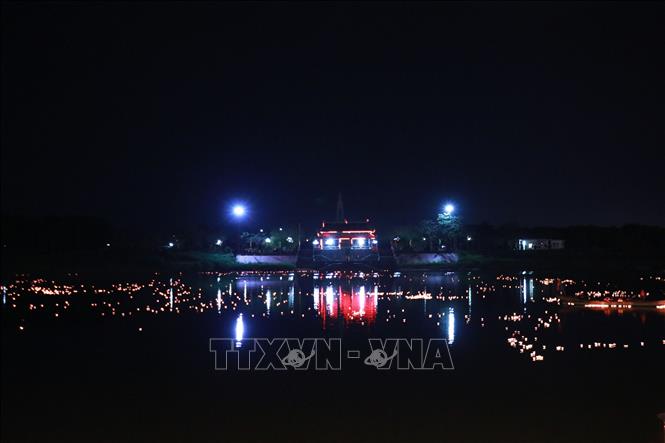 Giữa không gian linh thiêng của vùng “đất lửa”, mỗi dịp rằm tháng Giêng, dòng sông Thạch Hãn trở thành điểm hẹn của lòng biết ơn và ký ức. Ảnh: Tường Vi – TTXVN.  