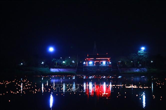Đêm hoa đăng tri ân các Anh hùng liệt sĩ vào dịp rằm tháng Giêng trên sông Thạch Hãn còn là dịp để giáo dục truyền thống cho thế hệ trẻ. Ảnh: Tường Vi - TTXVN