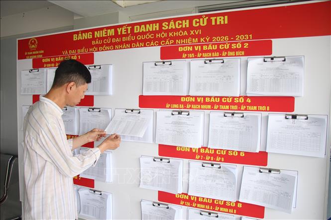 Cử tri tìm hiểu thông tin về các ứng viên đại biểu Quốc hội và Hội đồng Nhân dân tỉnh trước ngày bầu cử. Ảnh: Chanh Đa-TTXVN 