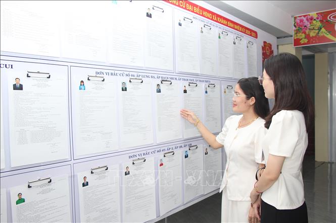 Cử tri xã Khánh Bình tìm hiểu thông tin về ứng viên Đại biểu Quốc hội và HĐND tỉnh. Ảnh: Chanh Đa-TTXVN