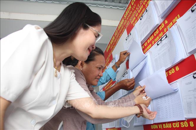 Cử tri Cà Mau phấn khởi và hào hứng cho ngày hội non sông. Ảnh: Chanh Đa-TTXVN