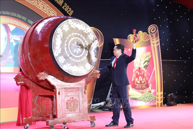 Ông Lê Đức Nhượng, Chủ tịch UBND xã Trần Thương (Ninh Bình) đánh trống khai mạc Lễ hội. Ảnh: Đại Nghĩa - TTXVN