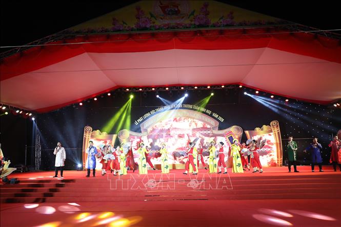 Các tiết mục văn nghệ do Trung tâm văn hóa nghệ thuật tỉnh Ninh Bình biểu diễn tại lễ khai mạc. Ảnh: Đại Nghĩa - TTXVN