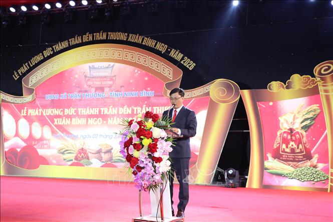 Ông Lê Văn Đoàn, Phó Chủ tịch UBND xã Trần Thương (Ninh Bình) phát biểu khai mạc Lễ hội. Ảnh: Đại Nghĩa - TTXVN