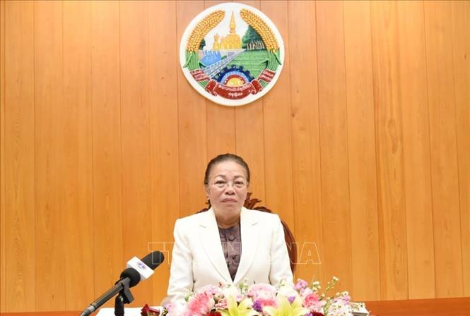 Bà Sounthone Xayachak, Bí thư Trung ương Đảng, Phó Chủ tịch Quốc hội, Phó trưởng Tiểu ban Cơ cấu và nhân sự, thông báo kết quả bầu cử đại biểu Quốc hội khóa X của Lào. Ảnh: TTXVN phát