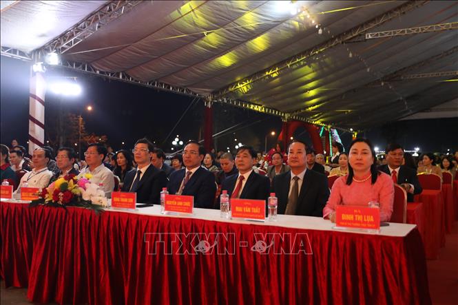Lãnh đạo tỉnh Ninh Bình tham dự lễ khai mạc. Ảnh: Đại Nghĩa - TTXVN