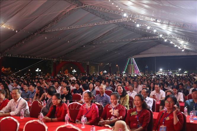 Hàng ngàn người dân, du khách thập phương về tham dự lễ hội. Ảnh: Đại Nghĩa - TTXVN