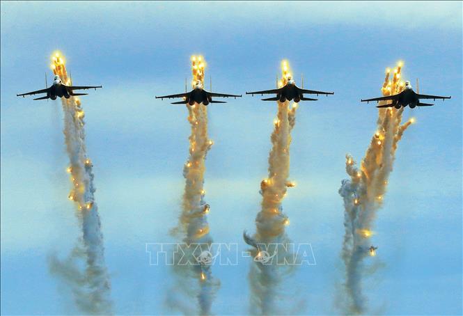 Su30-MK2 trình diễn ''Bắn đạn nhiễu bẫy tên lửa'' tại lễ khai mạc Triển lãm Quốc phòng quốc tế 2024. Ảnh: Lâm Khánh - TTXVN