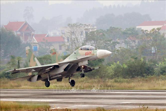 Máy bay Su-30MK2 cất cánh luyện tập theo các kịch bản trình diễn phục vụ Triển lãm Quốc phòng quốc tế 2022. Ảnh: Trọng Đức - TTXVN