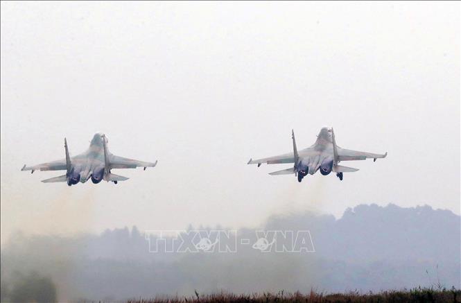 Máy bay Su-30MK2 cất cánh luyện tập theo các kịch bản trình diễn phục vụ Triển lãm Quốc phòng quốc tế 2022. Ảnh: Trọng Đức - TTXVN