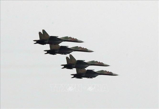 Tốp máy bay Su-30MK2 trình diễn trên không phục vụ Triển lãm Quốc phòng quốc tế 2022. Ảnh: Trọng Đức - TTXVN
